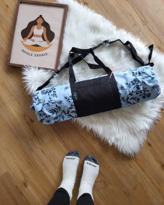 Seděla jsem dnes u šicího stroje, dívala se na tuhle kombinaci a napadlo mě, jak moc miluju moment, kdy věc z dílny poprvé...